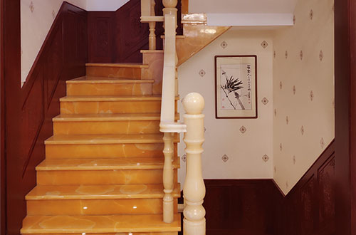 阿荣中式别墅室内汉白玉石楼梯的定制安装装饰效果
