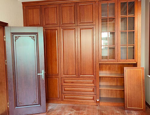 阿荣中式家庭装修里定制的实木衣柜效果图